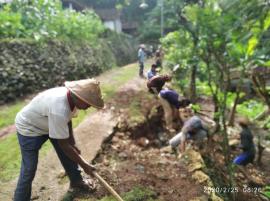 KERJA BAKTI PERBAIKAN JALAN PASCA TURUN HUJAN DERAS