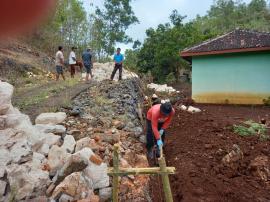 PEMBANGUNAN TALUD JALAN DI PADUKUHAN BANOMBO A DIMULAI