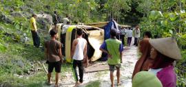 TRUK TERPEROSOK KE JURANG, PENGENDARA DAN PENUMPANG SELAMAT