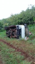 JALAN BERLUMPUR DAN LICIN, TRUK TERGELINCIR