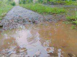 HATI-HATI, MUSIM PENGHUJAN BANYAK JALAN RUSAK DAN LICIN