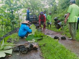 MASYARAKAT KERJA BAKTI MENAMBAL JALAN YANG RUSAK