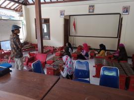 SEMANGAT TINGGI REMAJA PUTRI BELAJAR NABUH GAMELAN