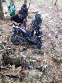 HILANG KENDALI KARENA JALAN LICIN, REMAJA BERSEPEDA MOTOR TERPEROSOK