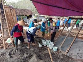 BHABINKAMTIBMAS KALURAHAN PUCANGANOM, IKUT KERJA BAKTI KORBAN KEBAKARAN