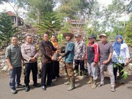 PENANAMAN BIBIT ALPUKAT WUJUD PELAKSANAAN PROGRAM KETAHANAN PANGAN