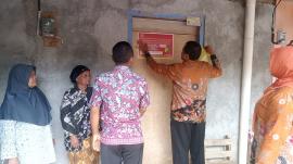 PEMASANGAN STIKER KELUARGA MISKIN PRA SEJAHTERA