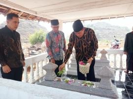 PEMERINTAH KALURAHAN PUCANGANOM MELAKSANAKAN ZIARAH KE MAKAM PARA LURAH